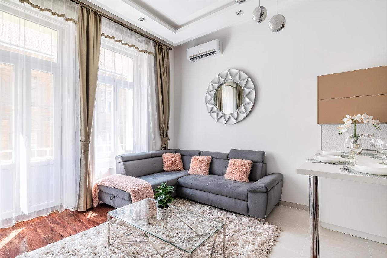 Luxury Apartment With Free Garage And Balcony In The Center Budapest Eksteriør bilde